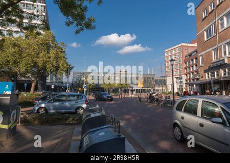 Schiedam, NL - 8. Oktober 2021: Außenansicht des Bahnhofs Schiedam Centrum in Schiedam, Niederlande. Stockfoto