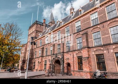 Den Haag, Niederlande - 7. Oktober 2021: Historisches niederländisches parlamentsgebäude, Binnenhof in Den Haag (Den Haag), Niederlande. Stockfoto