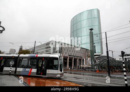 Rotterdam, NL - 6. Okt 2021: Beurs World Trade Center ist ein großes Geschäftszentrum mit ca. 200 Büros am Coolsingel und Beurspl Stockfoto