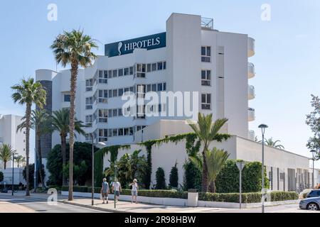 Cala Millor, Spanien; juni 17 2023: Hauptfassade des Hotels Hipotels Dunas im mallorquinischen Ferienort Cala Millor, Spanien Stockfoto