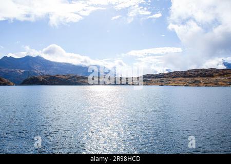 Natürliche Landschaft, alpiner See und Berg an sonnigen Tagen Stockfoto