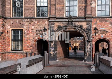 Den Haag, Niederlande - 7. Oktober 2021: Historisches niederländisches parlamentsgebäude, Binnenhof in Den Haag (Den Haag), Niederlande. Stockfoto