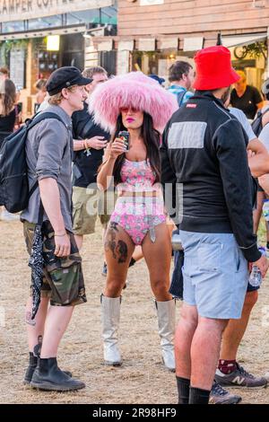 Glastonbury, Großbritannien. 24. Juni 2023. Alle Modearten stehen in der Schlange - Samstag beim Glastonbury Festival 2023, Worthy Farm, Glastonbury. Kredit: Guy Bell/Alamy Live News Stockfoto