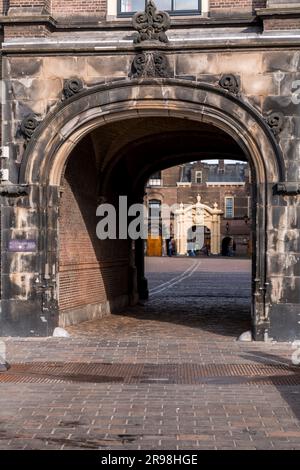 Den Haag, Niederlande - 7. Oktober 2021: Historisches niederländisches parlamentsgebäude, Binnenhof in Den Haag (Den Haag), Niederlande. Stockfoto