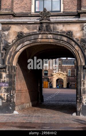 Den Haag, Niederlande - 7. Oktober 2021: Historisches niederländisches parlamentsgebäude, Binnenhof in Den Haag (Den Haag), Niederlande. Stockfoto