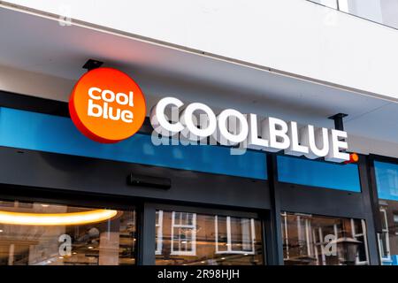 Leiden, Niederlande - 7. Oktober 2021: Ladenfront mit Logo von Coolblue, einem niederländischen E-Commerce-Unternehmen, Zweigstelle Leiden. Stockfoto