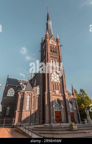 Schiedam, Niederlande - 8. Okt. 2021: Außenansicht der Basilika St. Liduina und unsere Frau vom Rosenkranz, eine neogotische römisch-katholische Kirche in SC Stockfoto