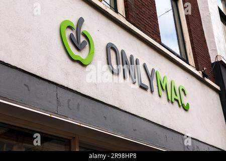 Leiden, Niederlande - 7. Oktober 2021: Ladenschild des OnlyMac Stores in Leiden, Südholland, Niederlande. Stockfoto