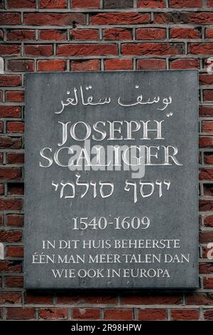 Leiden, Niederlande - 7. Oktober 2021: Marmorzeichen von Joseph Scaligers Haus in Leiden. Der Text sagt, in diesem Haus beherrscht ein Mann mehr Sprachen Stockfoto