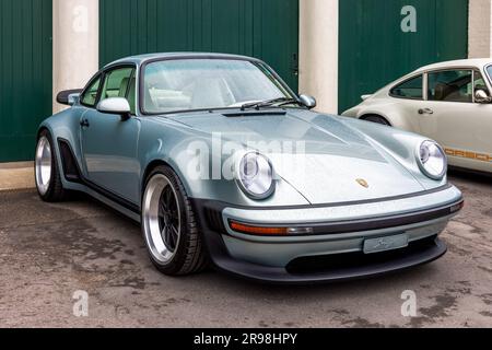 Sänger Porsche 911 Turbo, ausgestellt im Bicester Flywheel, das am 17. Juni 2023 im Bicester Heritage Centre stattfindet. Stockfoto