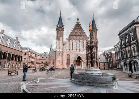 Den Haag, Niederlande - 7. Oktober 2021: Historisches niederländisches parlamentsgebäude, Binnenhof in Den Haag (Den Haag), Niederlande. Stockfoto