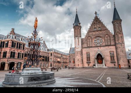 Den Haag, Niederlande - 7. Oktober 2021: Historisches niederländisches parlamentsgebäude, Binnenhof in Den Haag (Den Haag), Niederlande. Stockfoto