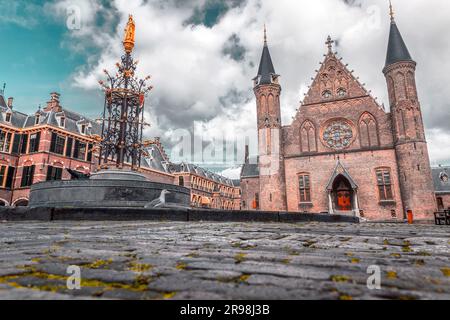 Den Haag, Niederlande - 7. Oktober 2021: Historisches niederländisches parlamentsgebäude, Binnenhof in Den Haag (Den Haag), Niederlande. Stockfoto