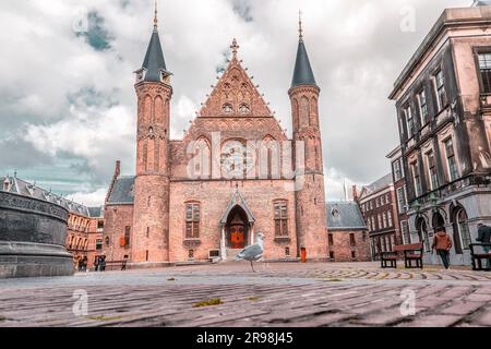 Den Haag, Niederlande - 7. Oktober 2021: Historisches niederländisches parlamentsgebäude, Binnenhof in Den Haag (Den Haag), Niederlande. Stockfoto