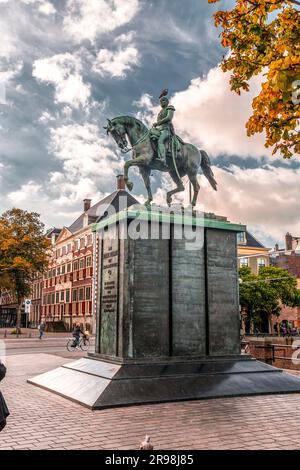 Den Haag, Niederlande - 7. Oktober 2021: Reiterstatue von König Wilhelm II. Auf dem Buitenhof. Es ist hier seit 1924, eine genaue Nachbildung von Stockfoto