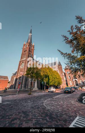 Schiedam, Niederlande - 8. Okt. 2021: Außenansicht der Basilika St. Liduina und unsere Frau vom Rosenkranz, eine neogotische römisch-katholische Kirche in SC Stockfoto