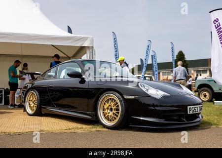 2003 Porsche 911 GT3 „PG53 TWF“ auf dem Bicester Flywheel, das am 17. Juni 2023 im Bicester Heritage Centre stattfindet. Stockfoto