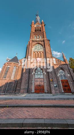 Schiedam, Niederlande - 8. Okt. 2021: Außenansicht der Basilika St. Liduina und unsere Frau vom Rosenkranz, eine neogotische römisch-katholische Kirche in SC Stockfoto