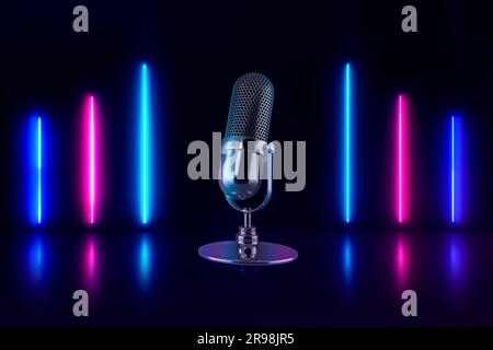 Mikrofon auf abstraktem Neonhintergrund mit bunten Lichtstrahlen und hellem Laser. Podcast, Live, Streaming, Inhalte für YouTuber. 3D-Rendering. Stockfoto