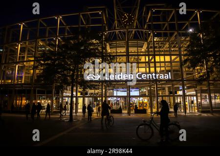 Leiden, NL - 6. Oktober 2021: Außenansicht des Leidener Hauptbahnhofs bei Nacht, Niederlande. Stockfoto