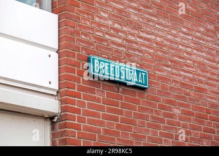 Den Haag, Niederlande - 7. Oktober 2021: Straßenschilder in Den Haag, Niederlande. Stockfoto