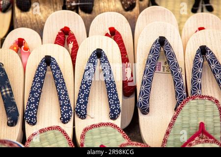 Kyoto, Japan - 15. Juni 2016. Eine Ausstellung traditioneller japanischer Geisha-Hausschuhe aus Holz zum Verkauf in einem Souvenirladen. Bekannt als Geta, das sind Sandalen Stockfoto