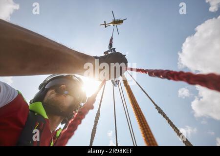 Trutnov, Tschechische Republik - 22. Juni 2023: Ausbildung zur Rettung in schwer zugänglichem Gelände. Der Arzt des Hubschraubernotfallarztes hängt fest Stockfoto