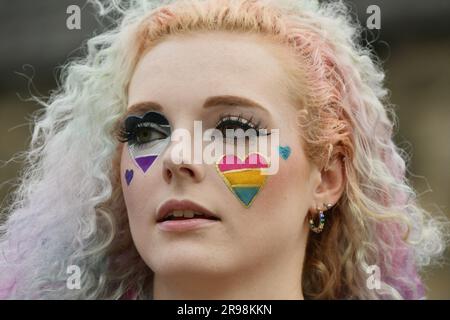 Edinburgh Scotland, Vereinigtes Königreich, 24. Juni 2023. Zehntausende Menschen nehmen am Pride Edinburgh marsch durch die Stadt Teil. sst/alamy Live-Nachrichten Stockfoto