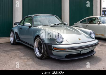 Sänger Porsche 911 Turbo, ausgestellt im Bicester Flywheel, das am 17. Juni 2023 im Bicester Heritage Centre stattfindet. Stockfoto