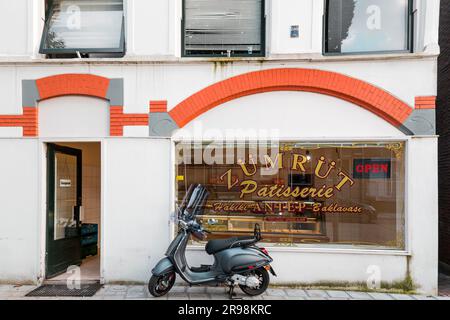 Schiedam, NL - 8. Okt. 2021: Türkischer Baklava-Shop mit türkischen Texten auf dem Display in Schiedam, Niederlande. Stockfoto
