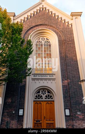 Schiedam, Niederlande - 8. Okt. 2021: Außenansicht der alten katholischen Kirche, Oud Katholieke Kerk in Schiedam, Niederlande. Stockfoto