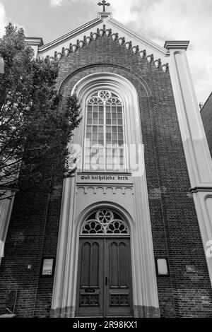 Schiedam, Niederlande - 8. Okt. 2021: Außenansicht der alten katholischen Kirche, Oud Katholieke Kerk in Schiedam, Niederlande. Stockfoto