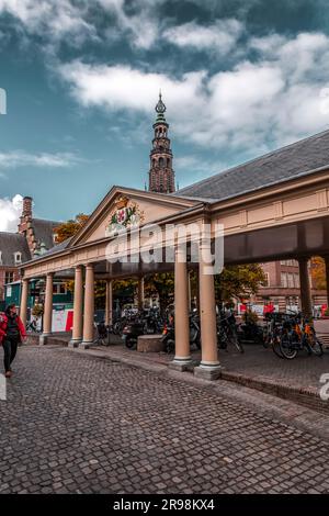 Leiden, Niederlande - 7. Oktober 2021: Der Koornbrug oder Koornbeursbrug ist eine feste Steinbogenbrücke mit Doppeldach über dem Wasser des Nieuwe Rijn Stockfoto