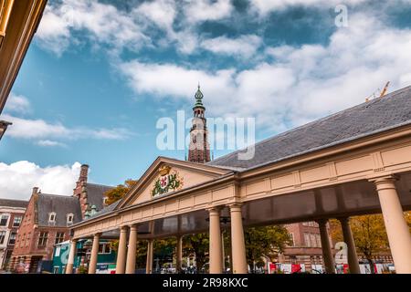 Leiden, Niederlande - 7. Oktober 2021: Der Koornbrug oder Koornbeursbrug ist eine feste Steinbogenbrücke mit Doppeldach über dem Wasser des Nieuwe Rijn Stockfoto