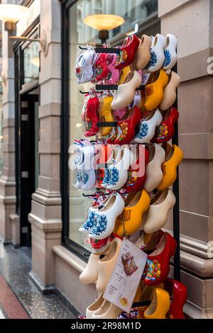 Den Haag, Niederlande - 7. Oktober 2021: Traditionelle holländische Clogs, Holzschuhe, eines der bedeutendsten Symbole der Niederlande, die in De Pas verkauft werden Stockfoto