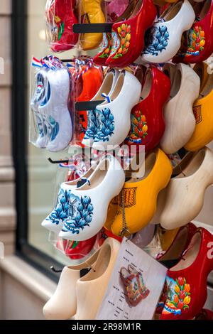 Den Haag, Niederlande - 7. Oktober 2021: Traditionelle holländische Clogs, Holzschuhe, eines der bedeutendsten Symbole der Niederlande, die in De Pas verkauft werden Stockfoto