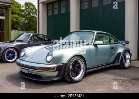 Sänger Porsche 911 Turbo, ausgestellt im Bicester Flywheel, das am 17. Juni 2023 im Bicester Heritage Centre stattfindet. Stockfoto