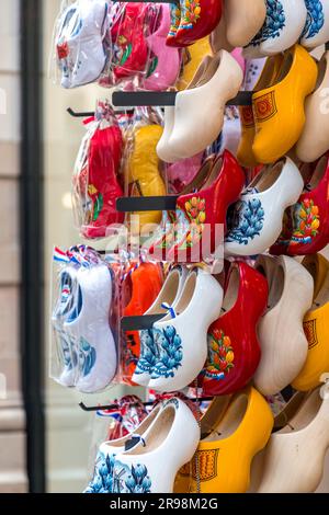 Den Haag, Niederlande - 7. Oktober 2021: Traditionelle holländische Clogs, Holzschuhe, eines der bedeutendsten Symbole der Niederlande, die in De Pas verkauft werden Stockfoto