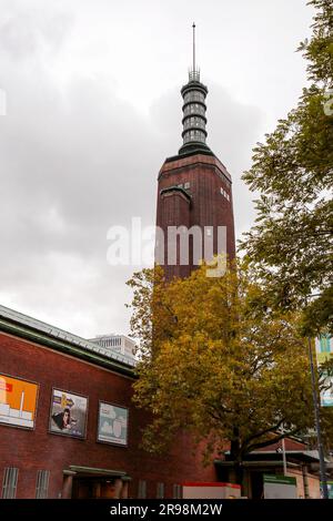 Rotterdam, Niederlande - 6. Oktober 2021: Turm des Museums Boijmans van Beuningen. Das Museumsgebäude und der Turm wurden vom Architekten Van der Ste entworfen Stockfoto