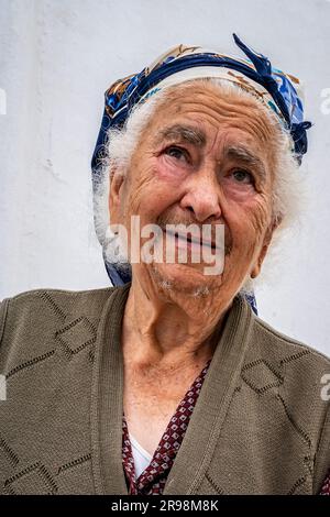 Porträt einer alten griechischen Dame, die einen Schal trägt. Naxos, Griechenland Stockfoto