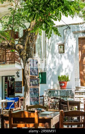 Traditionelles Dorfcafe mit Speisekarte draußen in Apeiranthos, einem Bergdorf auf Naxos, Griechenland. Griechisches Essen. Stockfoto