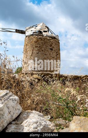 Eine verlassene Windmühle auf der griechischen Insel Naxos mit blauem Himmel Stockfoto