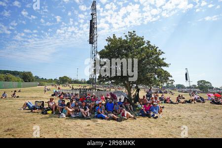 Festivalbesucher bei heißem Wetter beim Glastonbury Festival auf der Worthy Farm in Somerset. Foto: Sonntag, 25. Juni 2023. Stockfoto