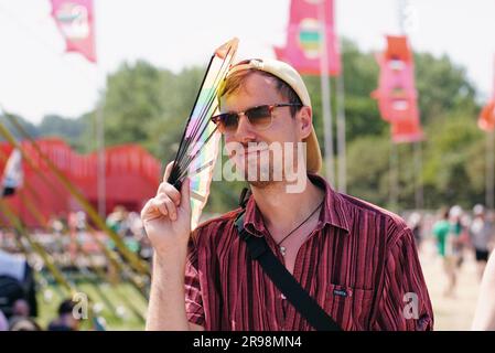 Festivalbesucher bei heißem Wetter beim Glastonbury Festival auf der Worthy Farm in Somerset. Foto: Sonntag, 25. Juni 2023. Stockfoto