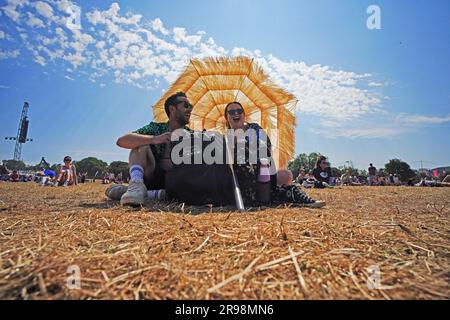 Festivalbesucher bei heißem Wetter beim Glastonbury Festival auf der Worthy Farm in Somerset. Foto: Sonntag, 25. Juni 2023. Stockfoto
