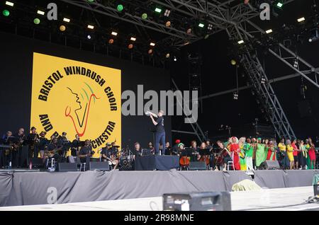 Das Bristol Reggae Orchestra mit dem Windrush Chor tritt auf der Pyramide des Glastonbury Festivals auf der Worthy Farm in Somerset auf. Foto: Sonntag, 25. Juni 2023. Stockfoto