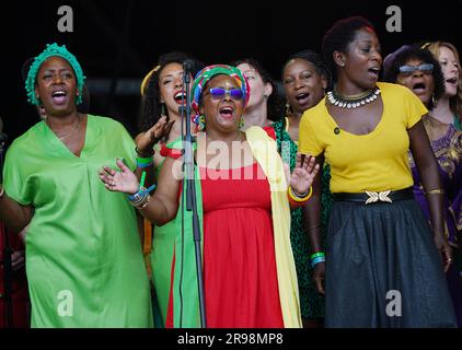 Das Bristol Reggae Orchestra mit dem Windrush Chor tritt auf der Pyramide des Glastonbury Festivals auf der Worthy Farm in Somerset auf. Foto: Sonntag, 25. Juni 2023. Stockfoto