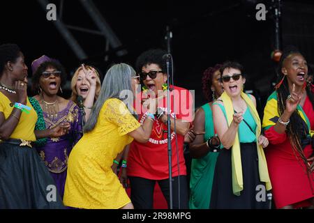 Das Bristol Reggae Orchestra mit dem Windrush Chor tritt auf der Pyramide des Glastonbury Festivals auf der Worthy Farm in Somerset auf. Foto: Sonntag, 25. Juni 2023. Stockfoto