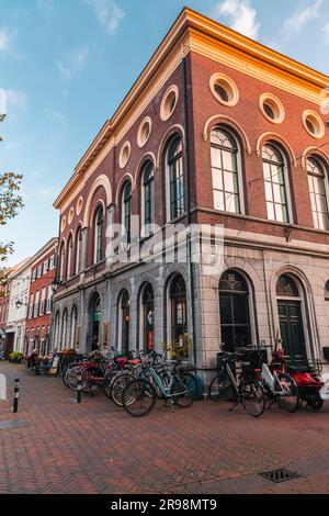 Schiedam, NL - 8. Okt. 2021: Typisch holländische Architektur und Blick auf die Straße in Schiedam, Niederlande. Stockfoto