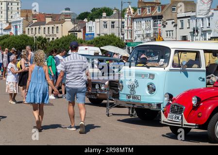 Southend on Sea, Essex, Großbritannien. 25. Juni 2023. Die Leute genießen den warmen, sonnigen Morgen in der Küstenstadt. Ein Oldtimer-Event zieht Aufmerksamkeit auf sich Stockfoto